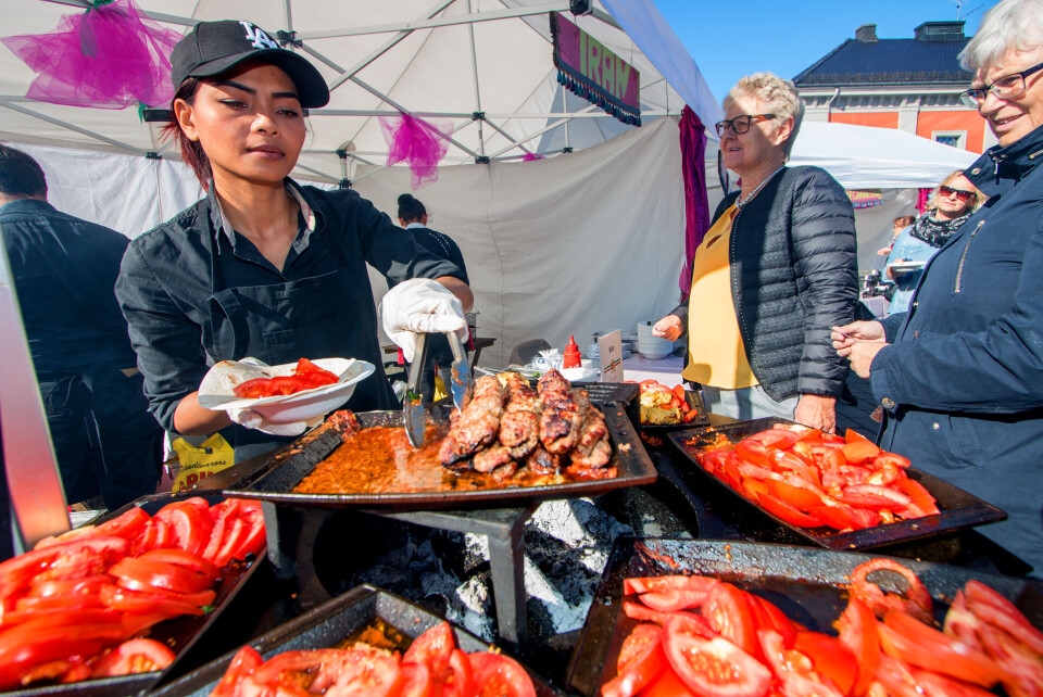 POPULÆRT: Driverne av nå nedlagte «Mo's Ember» med Mohammad Mostafaei genererte festivalens desiderte lengste køer med mat fra Iran. (FOTO: ALEXANDER JANSEN / DRM24)
