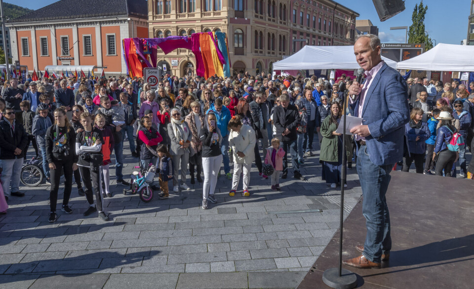 MINISTER-TALE: Jan Tore Sanner åpnet festivalen med rosende ord etter et par munnfuller med etnisk mat. (FOTO: NILS J. MAUDAL)