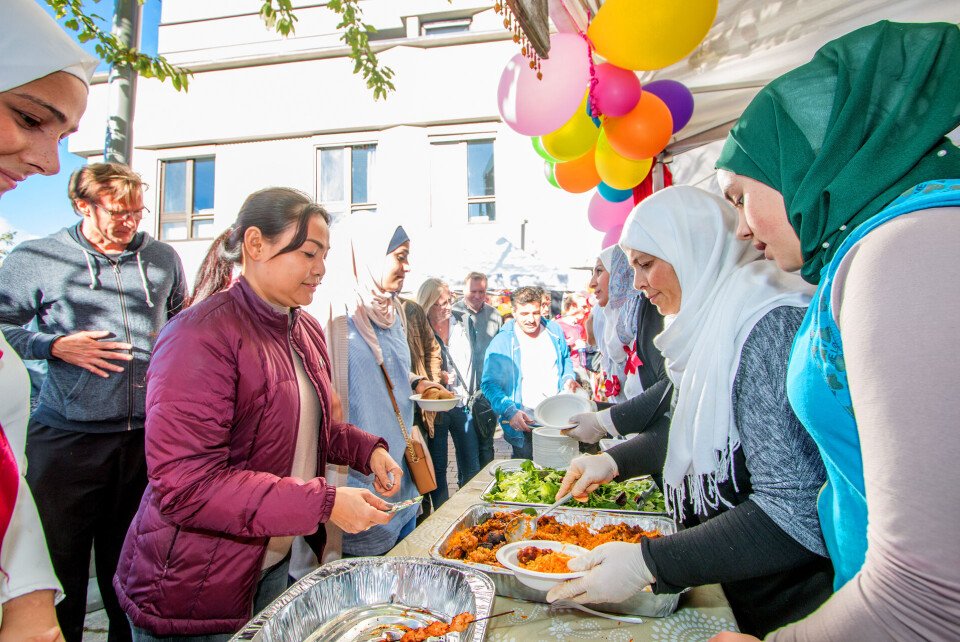 FRA ASIA TIL MIDTØSTEN: Alex Thanawan fra Thailand får servert en syrisk delikatesse. (FOTO: ALEXANDER JANSEN / DRM24)