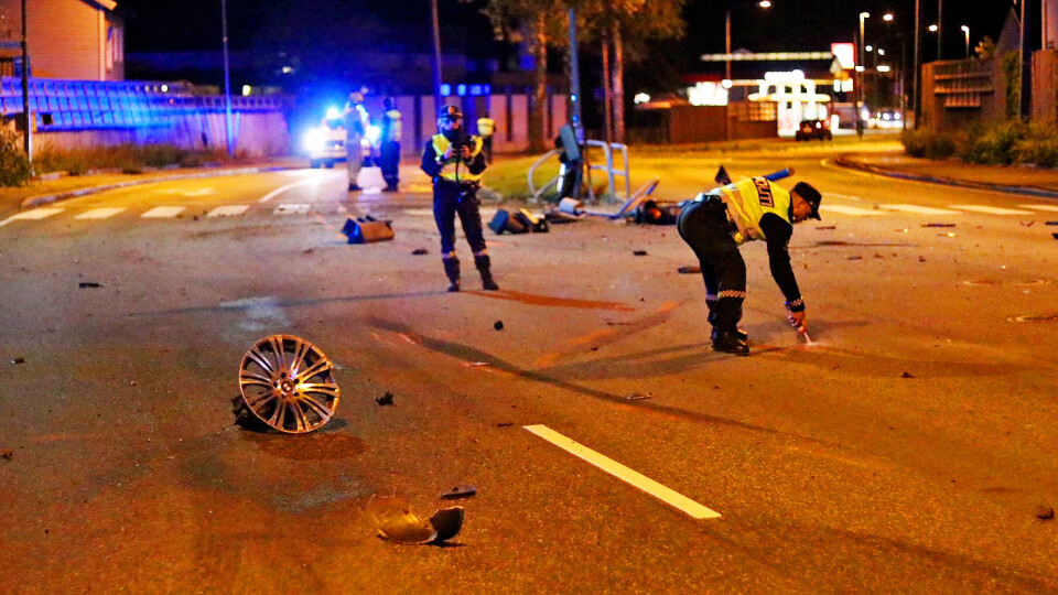 SLAGMARK: Her ligger en felg og andre bilrester etter at en BMW meide ned flere lysmaster. Ferden stoppet først 200 meter senere.