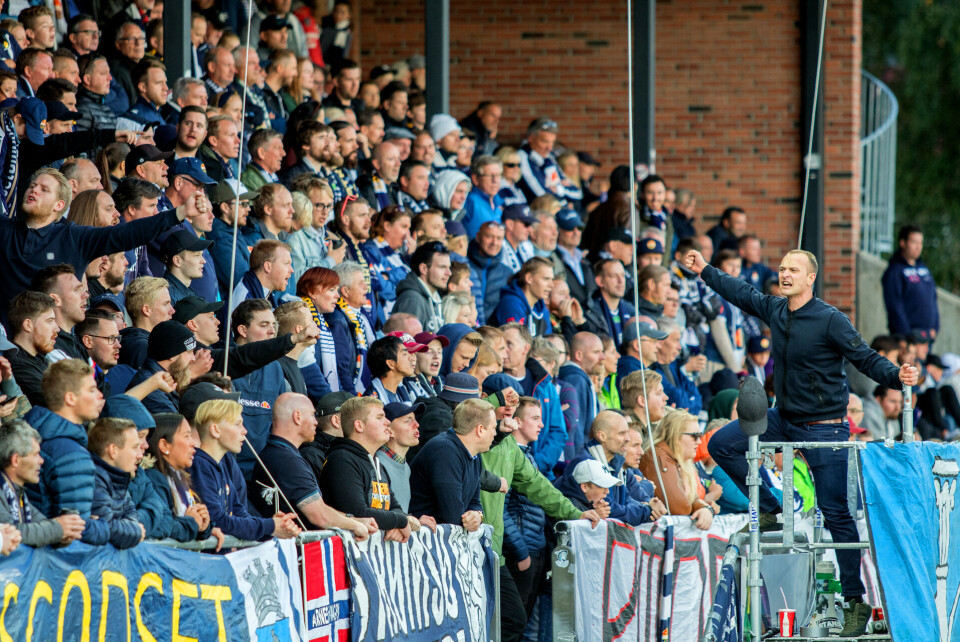 GODT OPPMØTE: Drammen støttet opp om Godset med 7.084 tilskuere.COMEBACK: Martin Rønning Ovenstad i sin første kamp for gamleklubben, som han skal spille for ut året. Ovenstad måtte forøvrig ut med strekk i låret.KRIGET: Marcus Pedersen kjempet, men fikk ingen belønning utover et gult kort for angrep på keeper i sluttminuttene etter en kollisjon hvor Molde-keeperen mistet ballen.SPISSJUVELEN UT MED SKADE: Moldes tomålsscorer og Salzburg-klare Erling Haaland fikk en smell i leggen etter en duell med Francisco Junior, og måtte byttes ut.MYE Å TENKE PÅ: SIF-trener Bjørn Petter Ingebretsen, i bakgrunnen trenerkollega Ole Gunnar Solskjær (Molde).