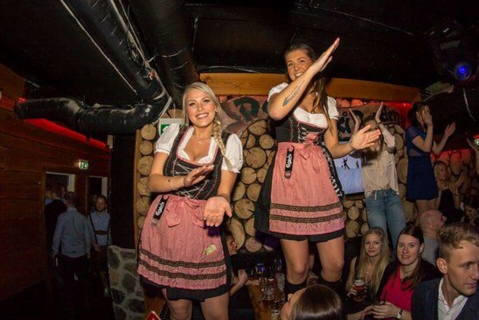 DRØMMEJOBBEN? Som ansatt i Heidi's Bier Bar får du lov til å danse på bordene. (FOTO: HEIDI'S BIER BAR)