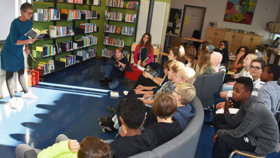 BIBLIOTEK: Elevene følger med når skolebibliotekar Marit Gautneb har høytlesing. Nå ønsker skolen og biblioteket å skape en nærmiljøarena i og etter skoletid. Gaven på tre millioner kroner vil bli brukt i den godes hensikt.
