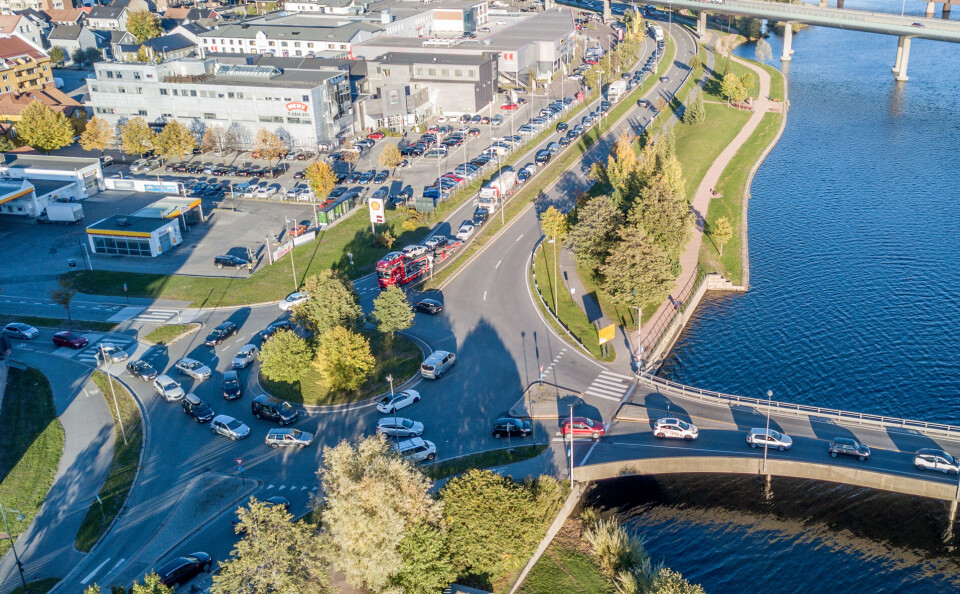 IMOT BOM: Innbyggerne i Drammen kjørte sakte for å vise at de var imot Buskerudbypakke2 mandag. (FOTO: ALEXANDER JANSEN / DRM24)