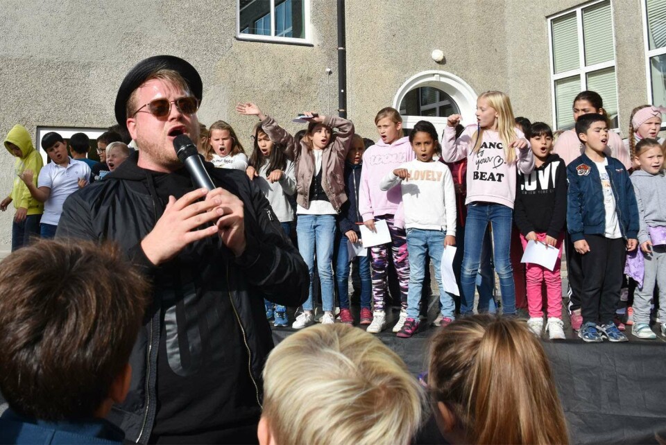 JOVIAL: Freddy Kalas er musikkhelten, og får elevene til synge og danse på og foran scenen.