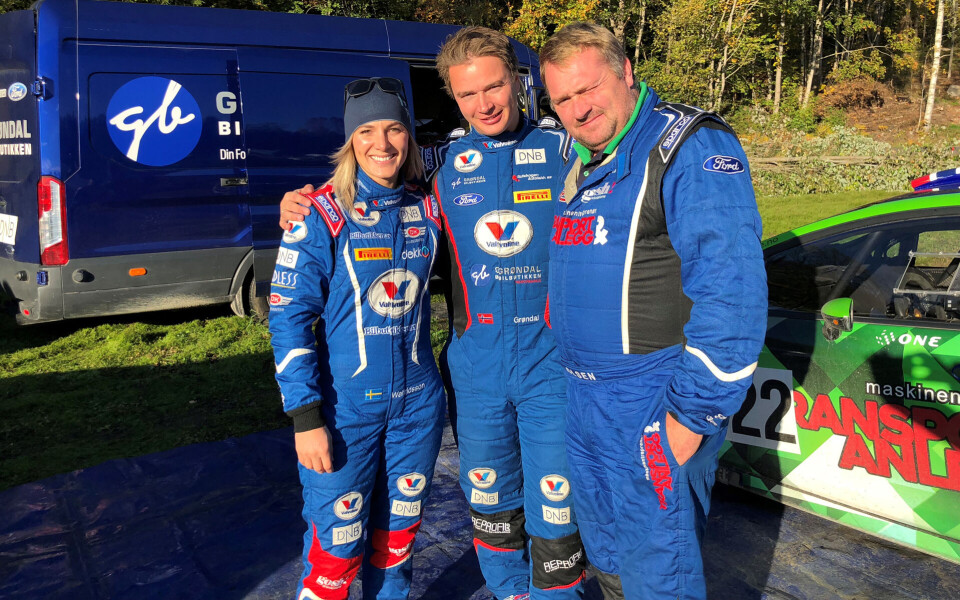1. OG 2. PLASS: Anders Pettit Grøndal (i midten) og kona Molly med nummer to i bakkeløp-NM, Arnt G. Olsen.