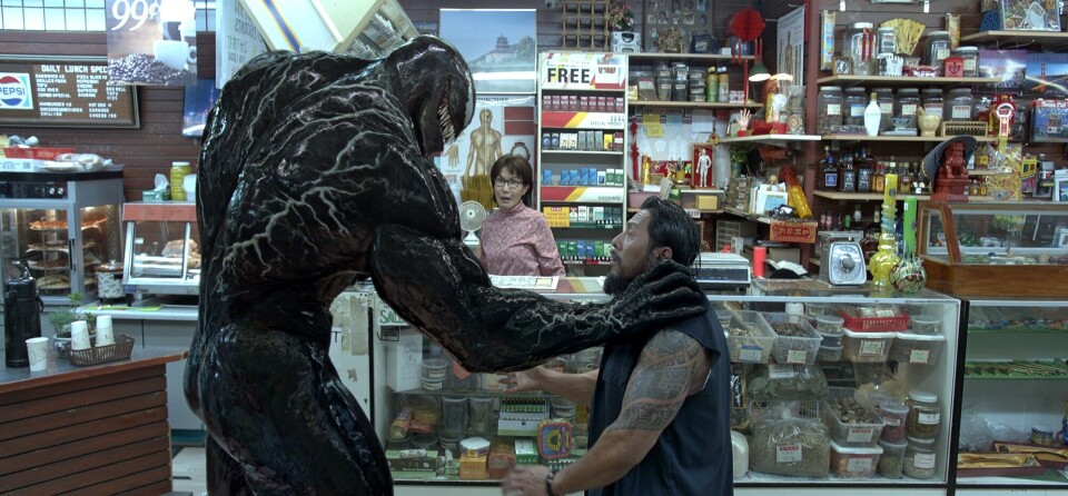 INGEN NÅDE: Venom utrydder det lokale avskummet i sin favoritt-nærbutikk.