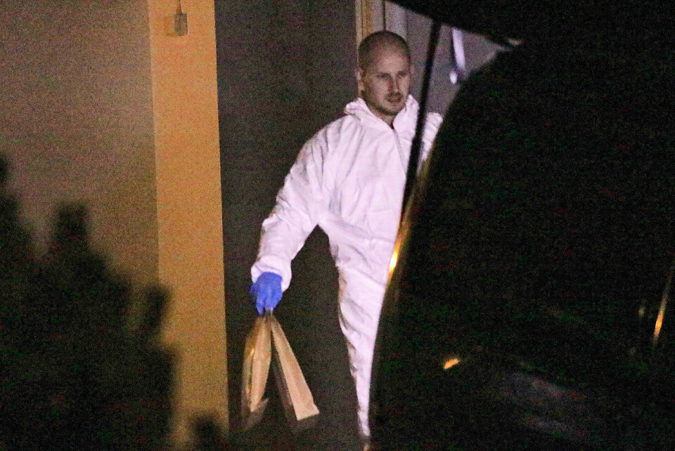KRIMTEKNIKERE: Hvitkledde krimteknikere jobbet mandag kveld med bevissikring på åstedet. (FOTO: VEGARD M. AAS)