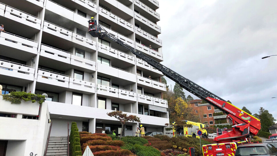 Brann i Strøtvet-blokk: Kvinne båret ut med røykskader