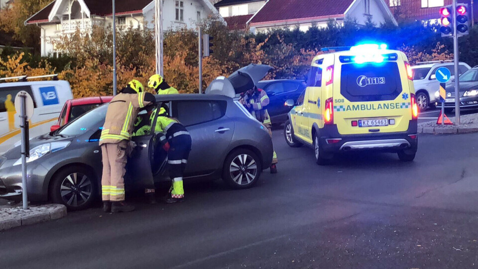 Kvinne hentet av ambulanse etter kollisjon