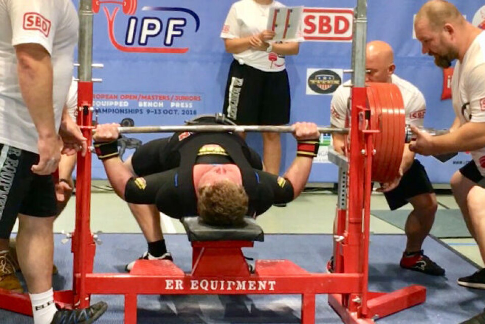 NORGE VS. RUSSLAND: Per Marius ble denne gangen kåret til mesterskapets tredje beste løfter, uavhengig av kjønn og vektklasse. Russiske Usov Sergey vant på 350 kilo, mens Andrianov Dmitry, også han fra Russland, ble nummer tre med 322,5 kilo. Tilsammen deltok 12 sterke menn fra 10 forskjellige nasjoner i klassen opp til 120 kg.