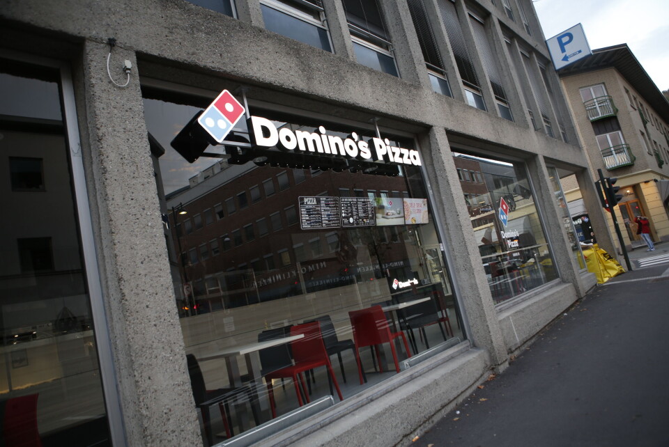 IKKE FERDIG: Det er mørkt på innsiden av Domino's, og på utsiden ligger avfallet etter oppussingen.