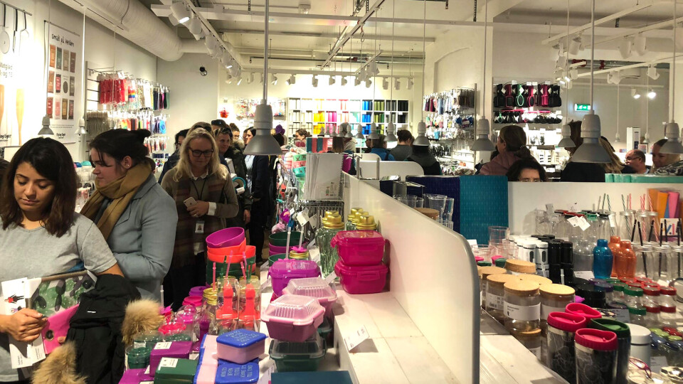 LANGE KØER: Det var lange køer i butikken - fra inngangen til kassa.