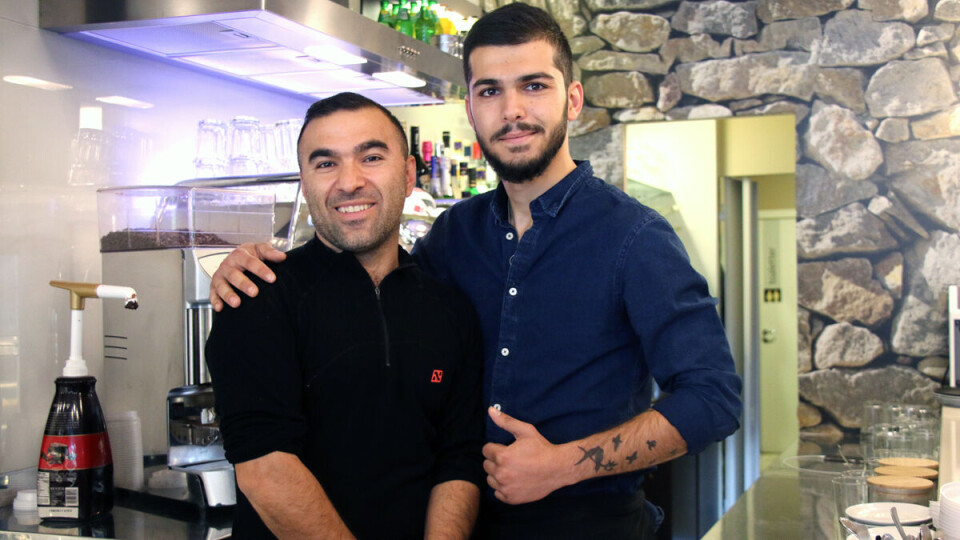 STORE PLANER: Faris Bamerni og hans tre ansatte har mange planer for kaffebaren på hjørnet av torget.