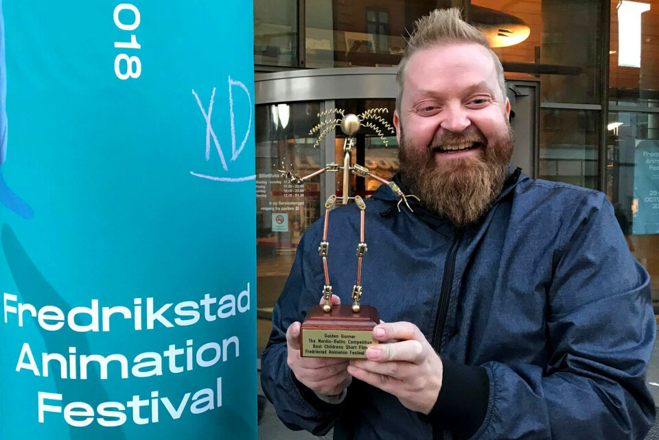 LØNN FOR STREVET: Robert Depuis viser frem prisen han mottok i helga.