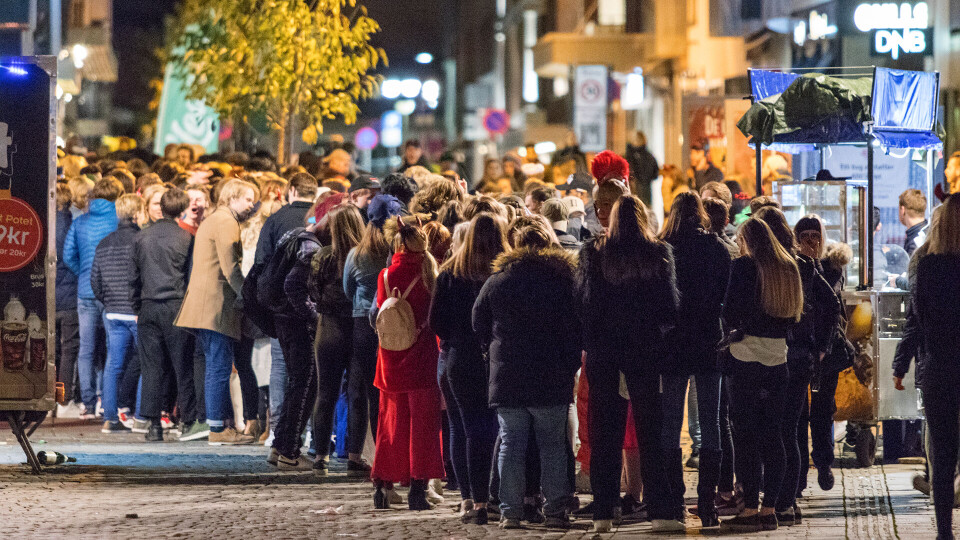 Da dørene åpnet klokken 23.00 strakk de tettpakkede køene seg langt ut på torget og inn i Nedre Torggate, og det tok ikke lang tid før det oppstod trengsel i kampen om å slippe først inn dørene.