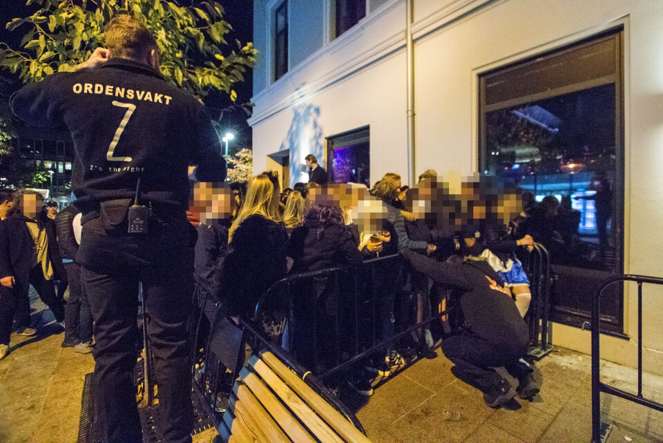 Kaosscener da hundrevis av 18-åringer inntok bygatene