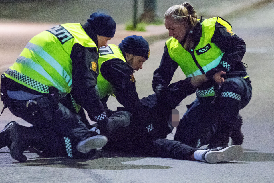 TATT ETTER LØPETUR: Denne unge mannen var i besittelse av narkotika, og tok beina fatt da han skjønte «hvor det bar» - men ble raskt innhentet og overmannet av lovens lange arm etter en kort spurt over torget.
