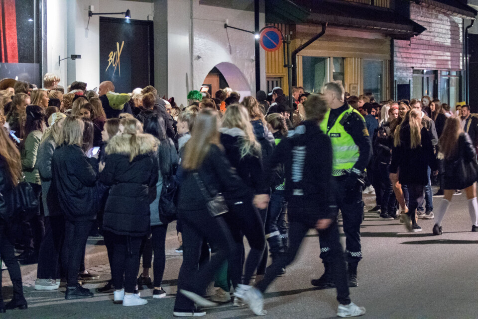 ENGENE: Store mengder ungdommer samlet seg utenfor nattklubben The Box - veldig mange kom aldri inn.