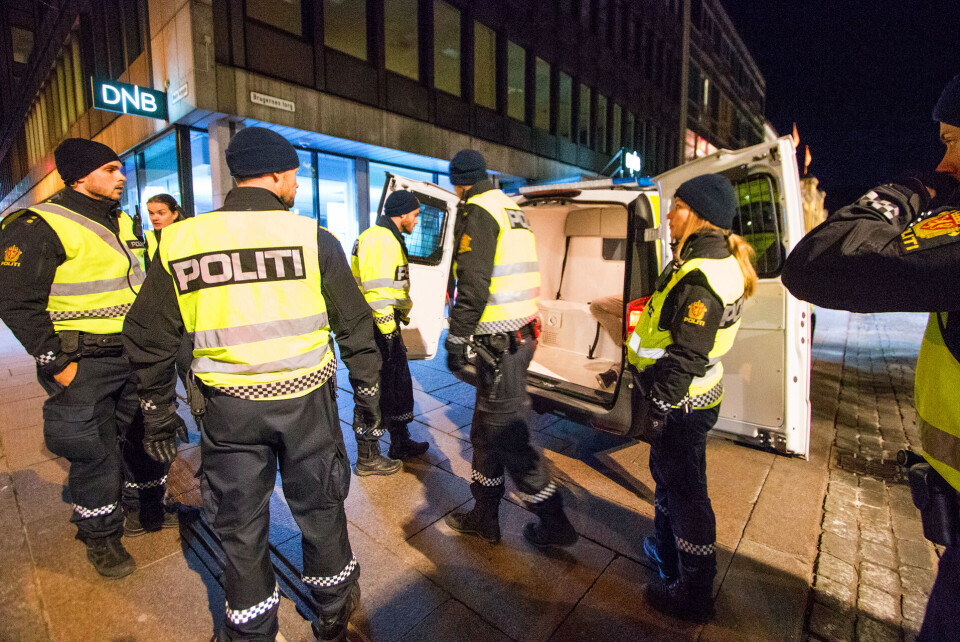 ARRESTEN NESTE: Mannen i hovedbildet, en «god kjenning» av politiet, ble nok en gang innbragt fra byen etter å ha nektet å etterkomme politiets pålegg om bortvisning, og deretter bydd politiet på slåsskamp.