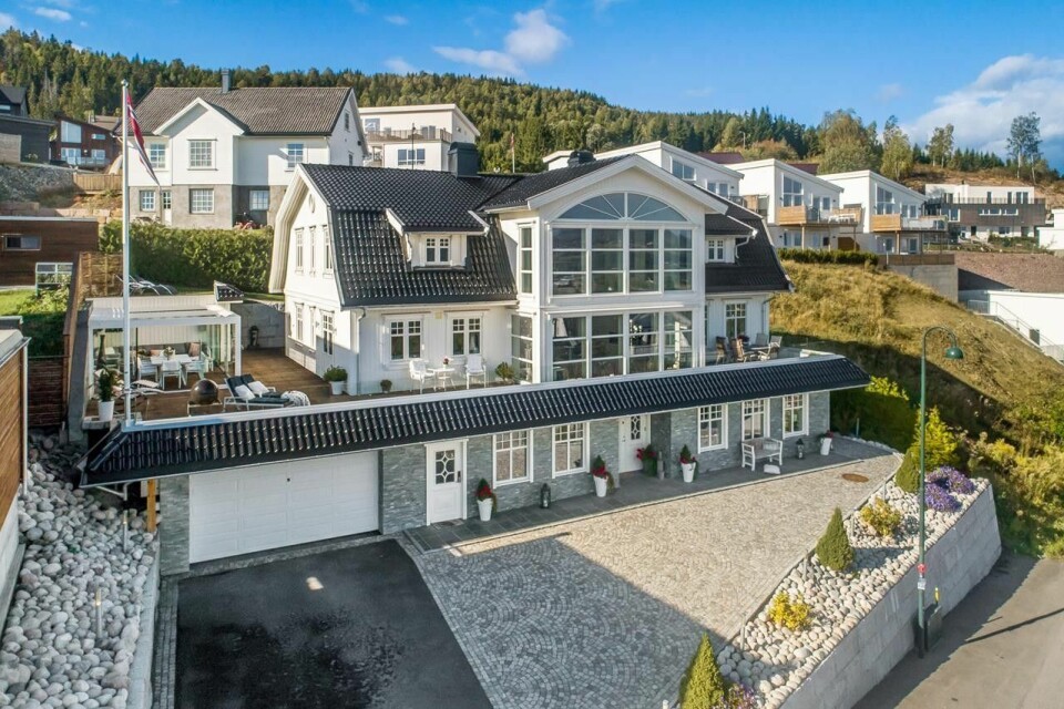 HERSKAPELIG: Boligen har gjennomgående design og tilgang på mye naturlig lys.