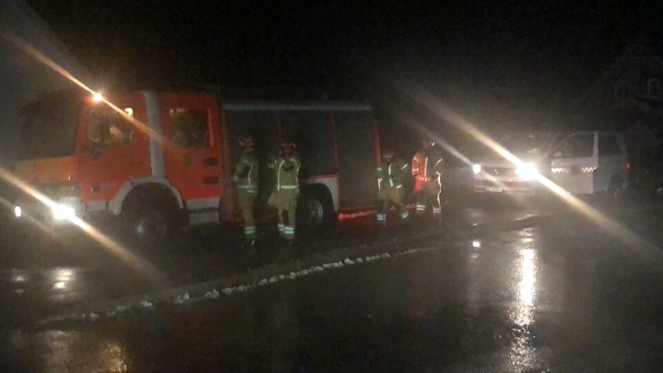 MELDING OM BRANN I TRAFOSTASJON: Her er brannmannskapene på plass, men det var ingen brann på stedet.