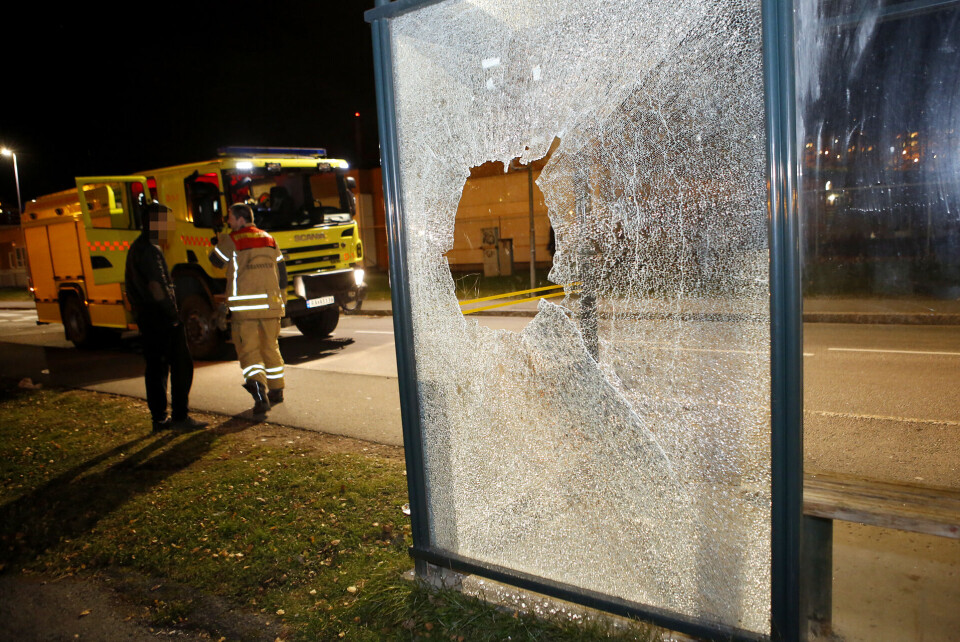HÆRVERK: Dette busskuret var blant gjenstandene som ble offer for Halloween-vandaler på Fjell i fjor.
