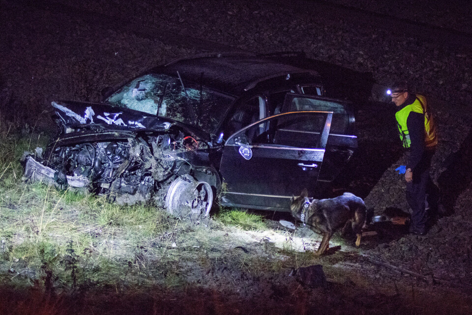 SMADRET: Bilen ble totalvrak etter et stup på 30-40 meter i voldsom fart, og landet på Vestfoldbanen.
