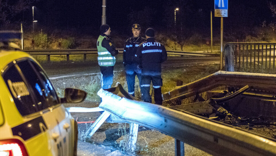 GJENNOM AUTOVERN: Bilen kjørte gjennom dette autovernet før den forsvant utfor brua over jernbanen og landet på skinnegangen under.