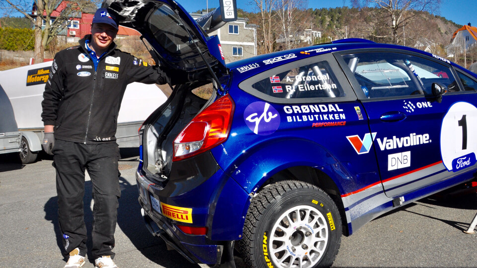 PÅ VEIEN IGJEN: Anders Grøndal har fått ny Ford Fiesta R5, her fra Hurumsprinten med sin gamle som ble vraket i Rally Hedemarken.
