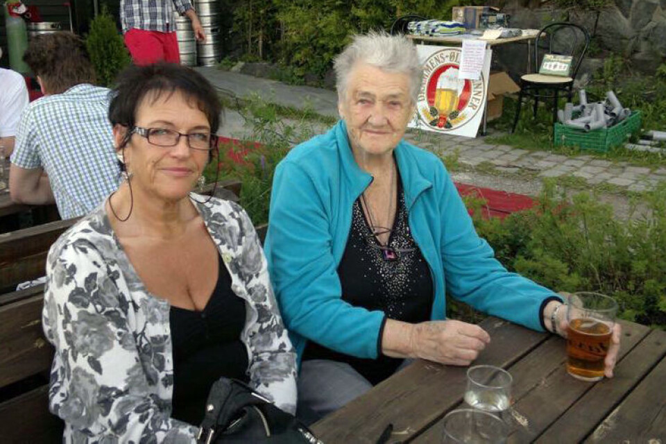 DRAMMENSØLETS VENNER: Datter Inger-Marie (t.v) og Else Marie, her fra 2011 under et arrangement for Drammensølets venner på Åspaviljongen.