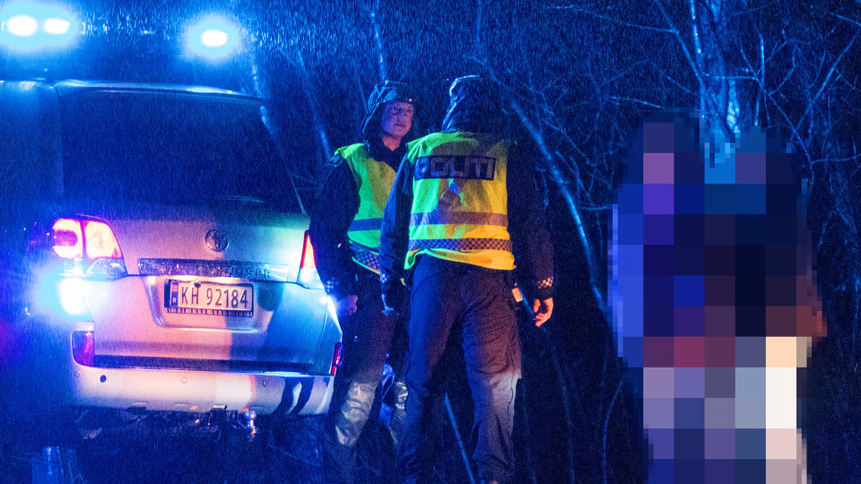 ALVORSPRAT: Her avhører politiet fører og eier av bilen.