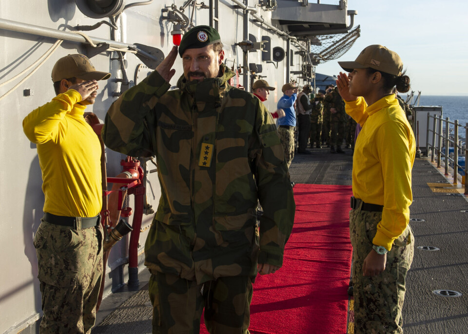 Hangarskip-kjempen «USS Iwo Jima» på visitt i lokale farvann