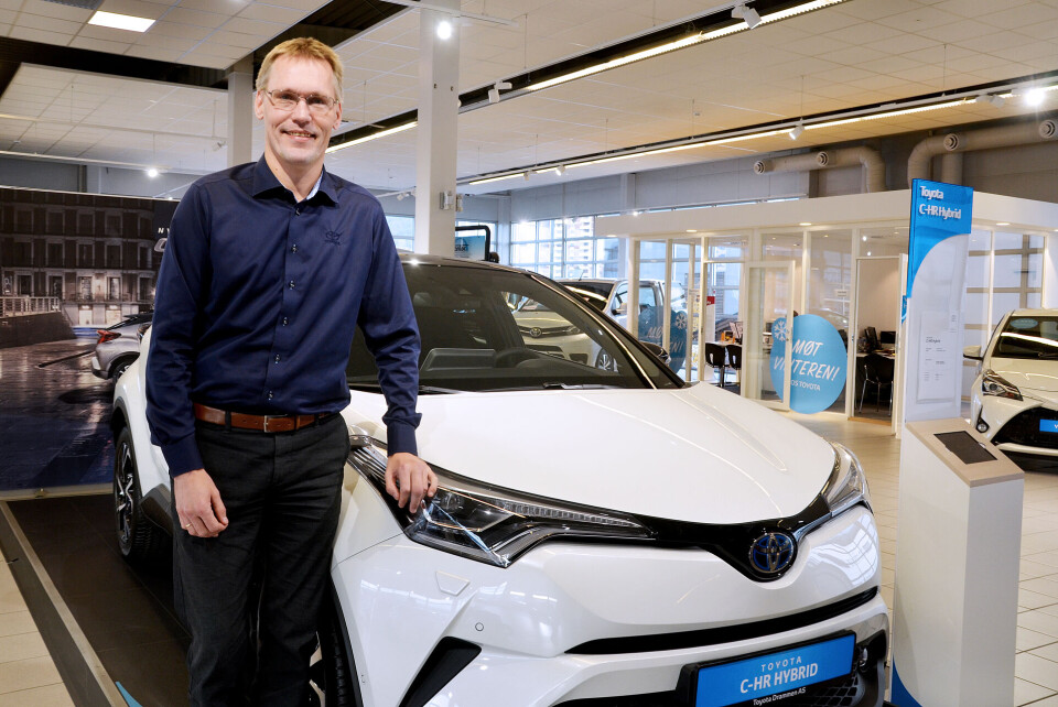 SELGER GODT: Lars Tore Kalager hos Toyota Drammen kan smile fornøyd etter nok en sterk måned for Toyota.