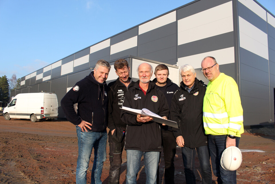 SISTE HÅND PÅ VERKET: Byggemøte ved den nye hallen på Loesmoen. F.v. ser vi Håvard Lind, Børre Hobbelstad, Kjell Bruknapp, Thomas Hunstad, Finn Mathisen og Stig Myhre fra Panelbygg.