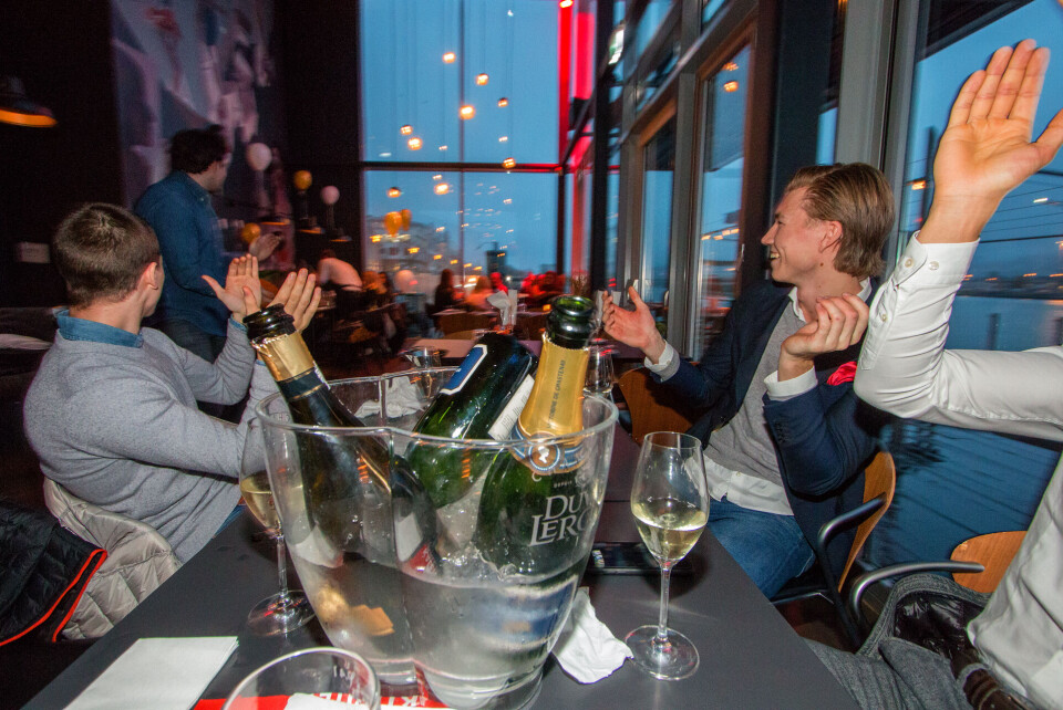 20-ÅRSLAG: Hvilken bedre måte å feire 20-årsdagen og alle rettigheter på, enn med nettopp champagnelunsj? Stian Slette, William Østmoen, Kristoffer Isaksen, Dawod Hayati, Henrik Aaby og Trym Santana lot seg ikke be to ganger.
