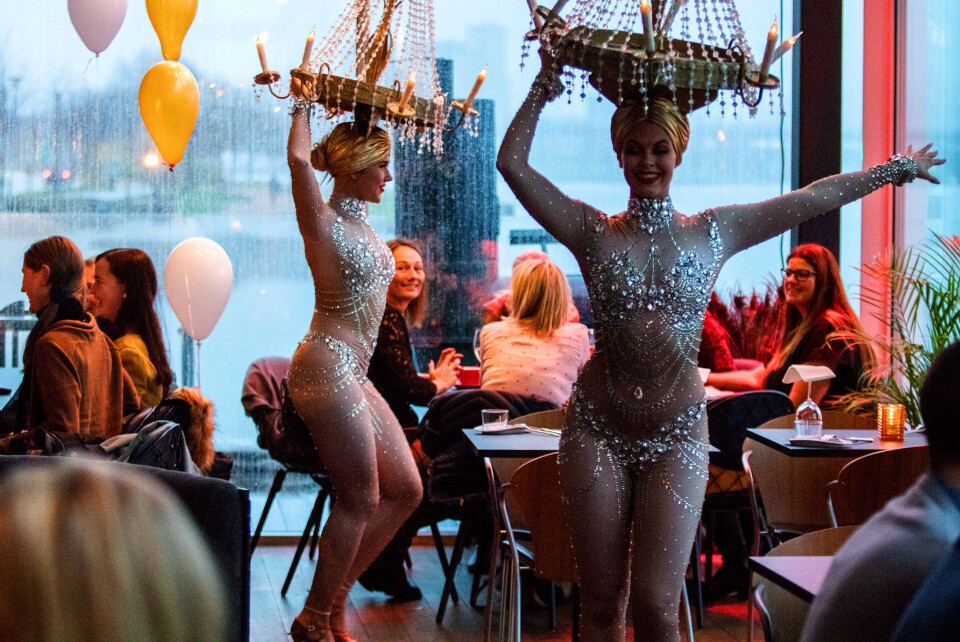 DANSESHOW: Show de Vida underholdt med tilsammen fire økter med ulike kostymer og koreografi.SABLER CHAMPISEN: Daglig leder Hilde Andersen lar gjestene om ønskelig sable champagnen for litt ekstra show - men under kyndig assistanse.