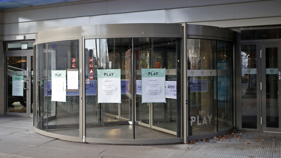 STENGT HOVEDINNGANG: Plakatene henviser kundene til de andre inngangene.