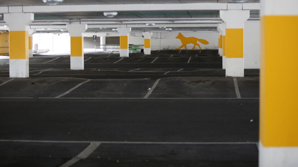 BERG OG DALBANE: Dette bildet er tatt høsten 2017, og viser hvor store bevegelser det er i 1. etasje på parkeringshuset. (ARKIVFOTO: JOAKIM FJELDLI / DRM24)