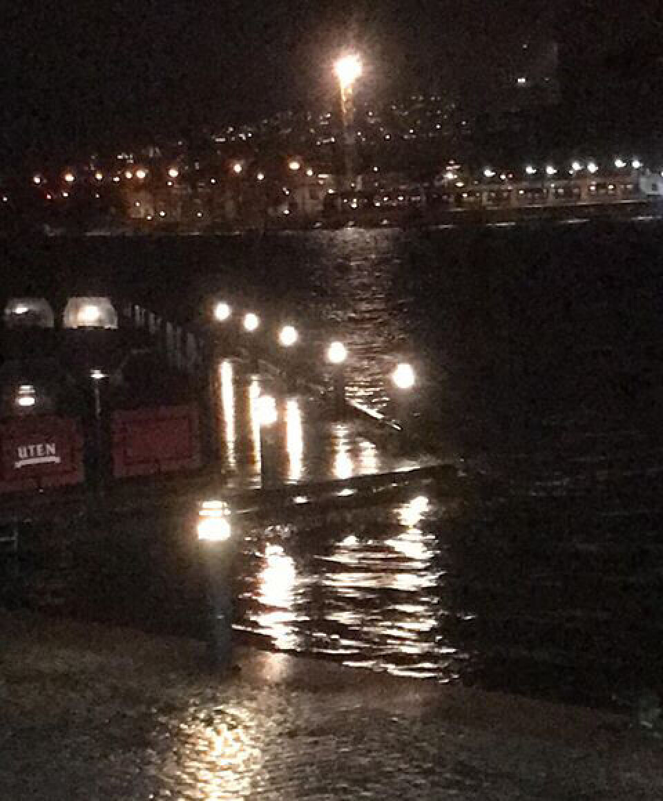OVERSVØMT: Skutebrygga lå delvis under vann i går kveld, og helt under vann i natt. (FOTO: LESERBILDE)