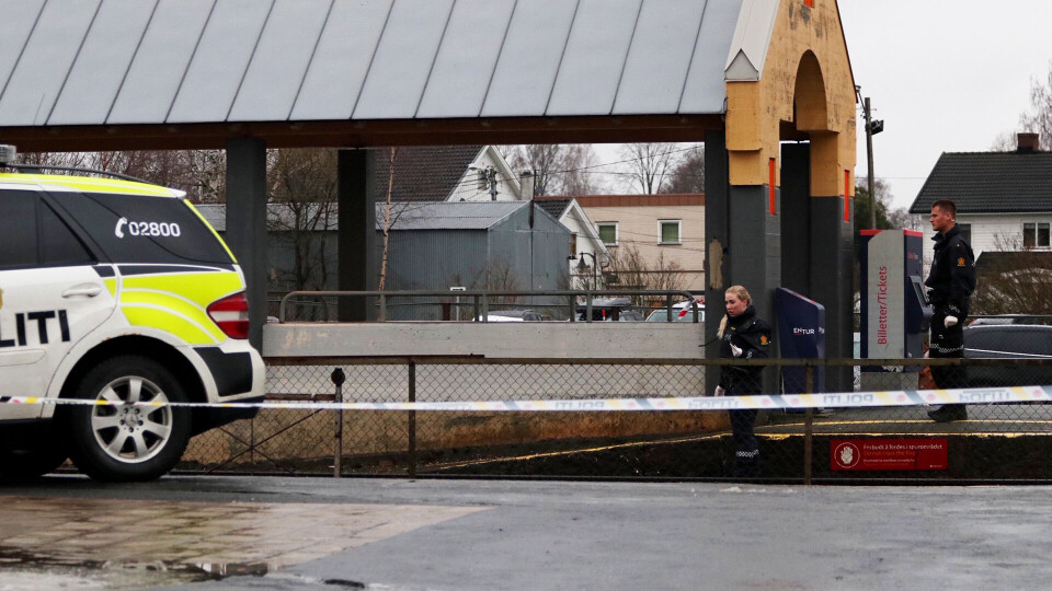 SPERRET AV: Politiet måtte bruke tid på å holde nysgjerrige skolelever unna mens undersøkelsene pågikk på stedet. Hele stasjonsområdet ble til slutt sperret av med sperrebånd.