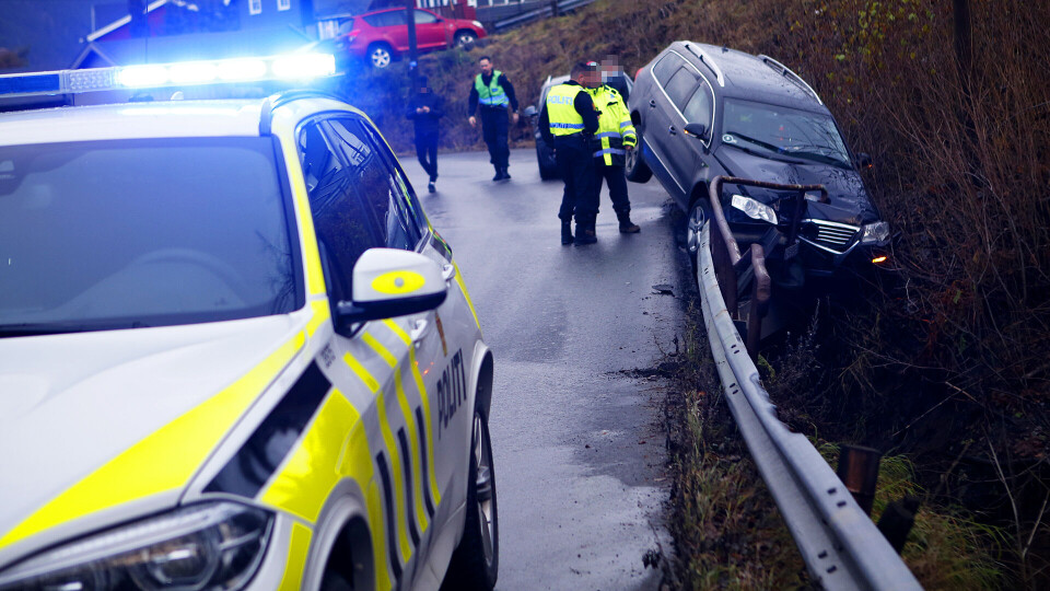 Personbil spiddet av autovern i utforkjøring
