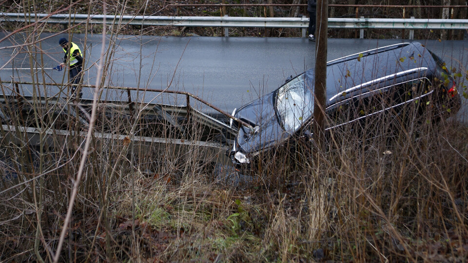Bilen fikk store materielle skader og er trolig totalvrak.
