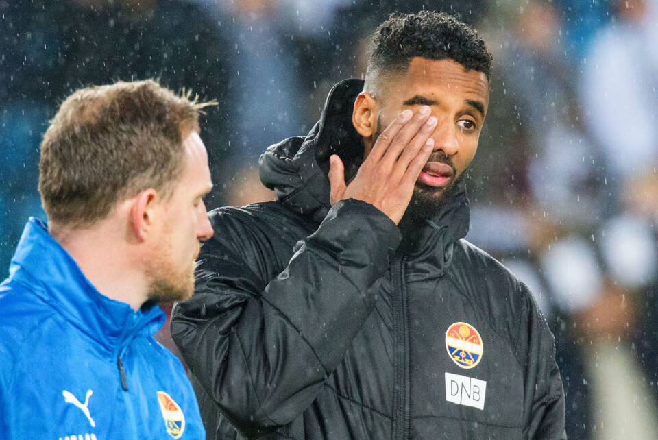 BITTERT: Amahl Pellegrino får trøst av assistenttrener Håkon Wibe-Lund etter at finaletapet er i ferd med å synke inn.