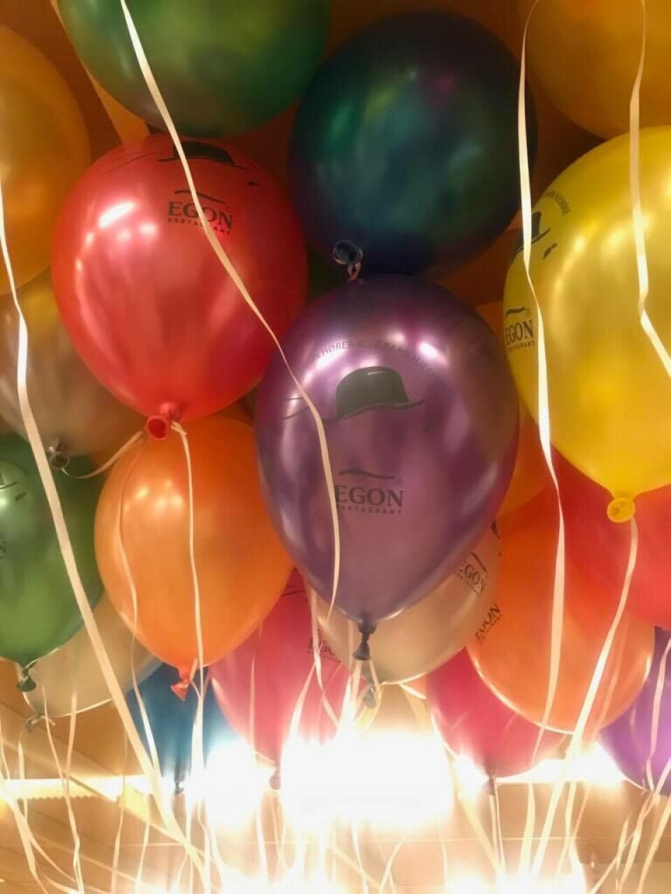 SPRER GLEDE: Fargerike Egon-ballonger ble satt igjen for å glede barna på sykehuset.