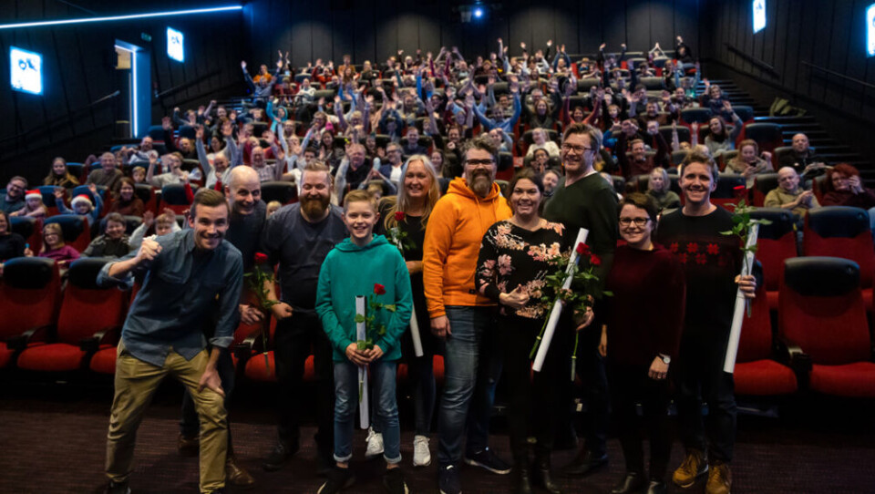 JUBEL: Filmcrewet før premierevisningen.