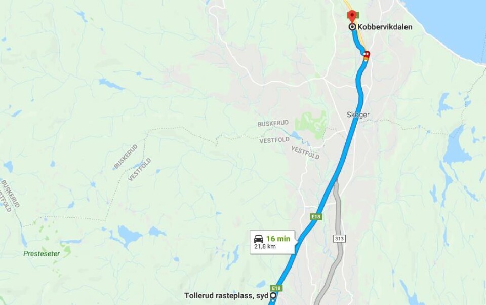 Bil mot kjøreretningen stengte E18 i begge retninger