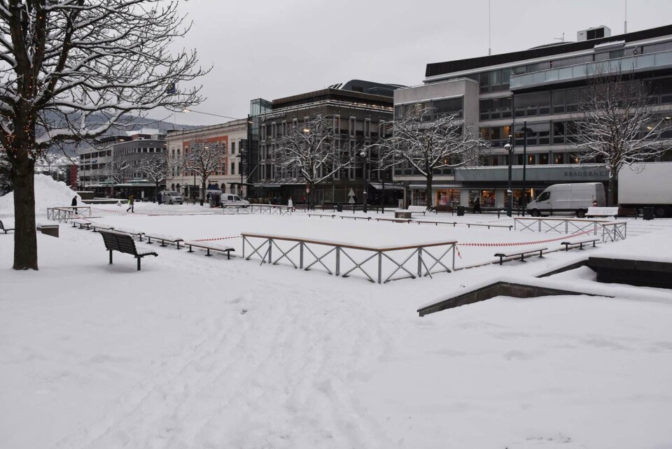 SNØBELAGT: Snøen ligger nå på Torgisen, som dessverre ikke kan friste med stålblank is på grunn av lekkasje i kjøleanlegget.