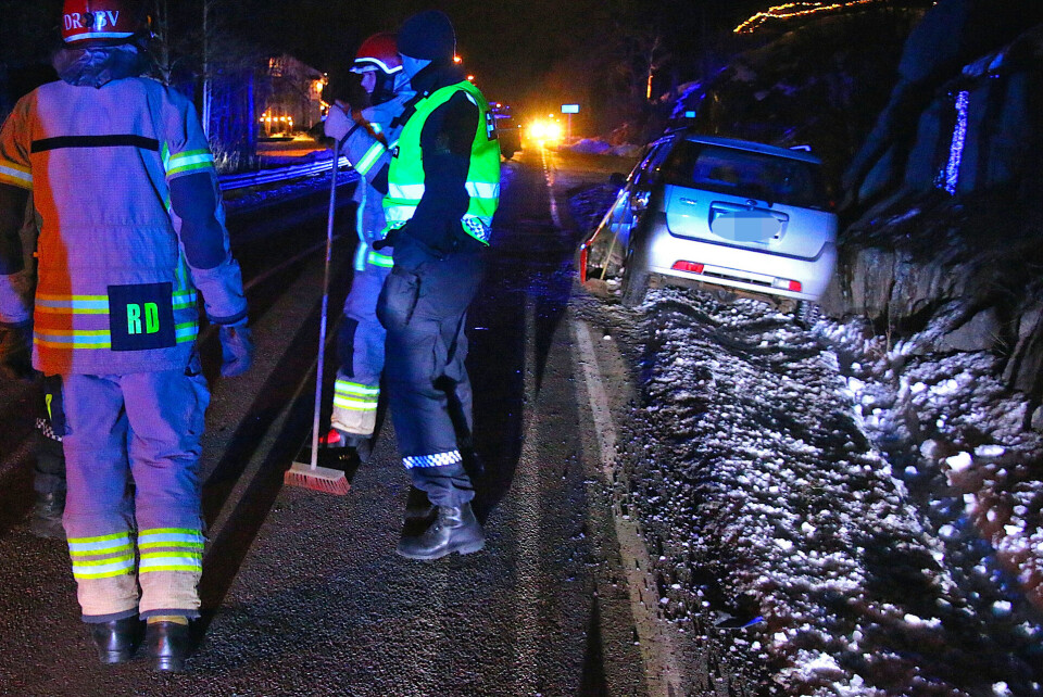 Dobbeltulykke på Svelvikveien - stengt etter to frontkollisjoner
