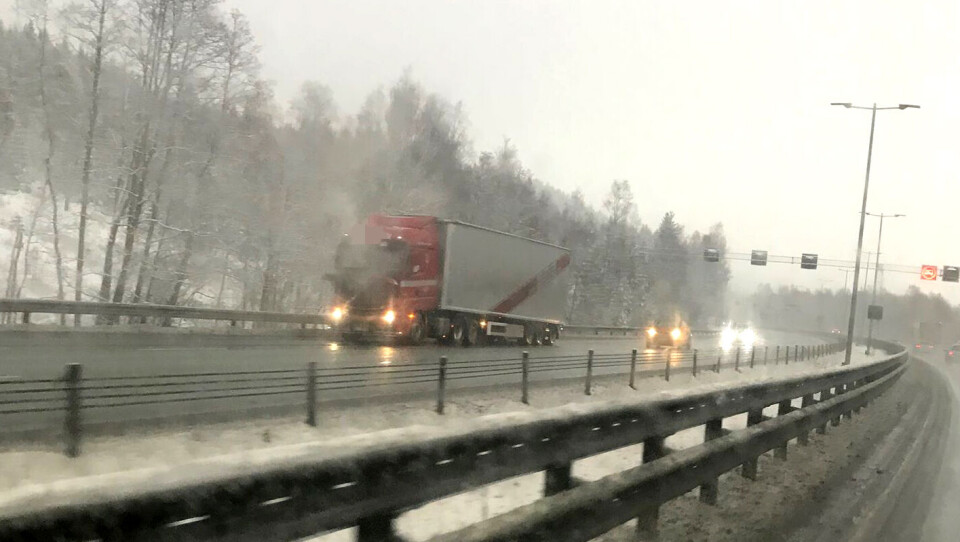 Havarert lastebil sperret kjørefelt på E18